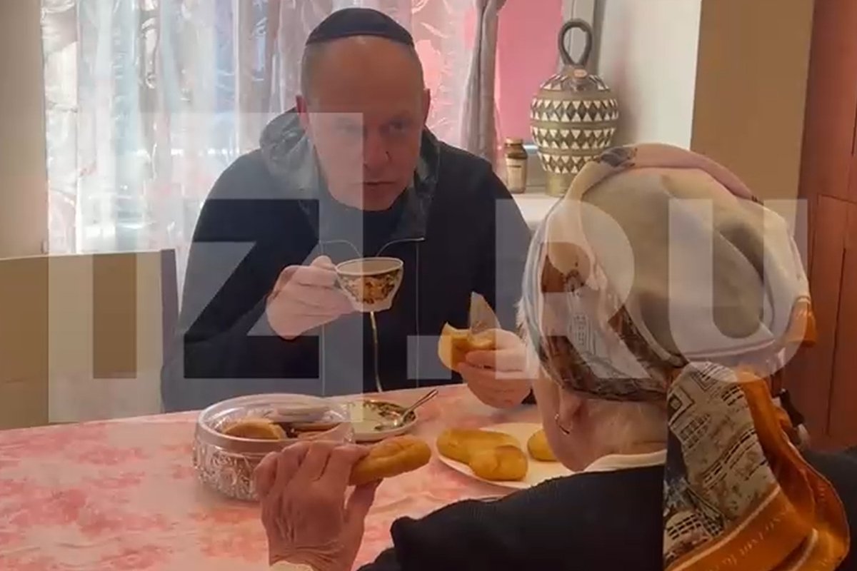 Олег Митволь пьет чай вместе с матерью после освобождения из ИК-6 в подмосковной Коломне