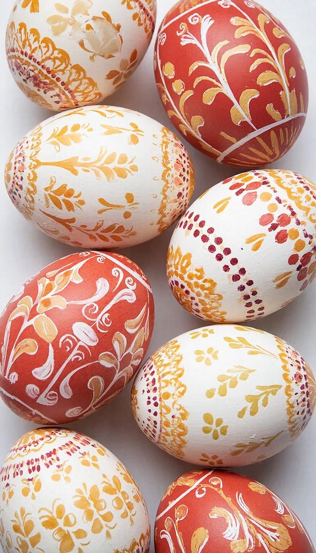 Обои на телефон с красными и белыми пасхальными яйцами