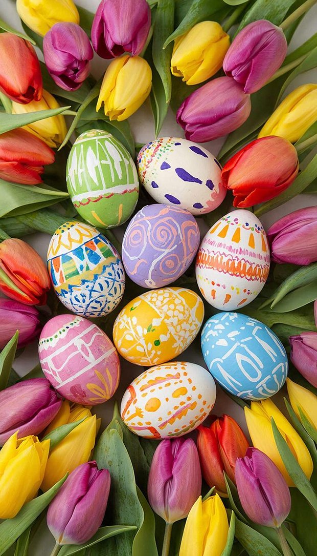 Расписные яйца и яркие тюльпаны, бесплатная картинка для телефона