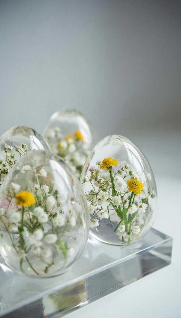 Пасхальная заставка на телефон с красивыми декоративными яйцами и цветами