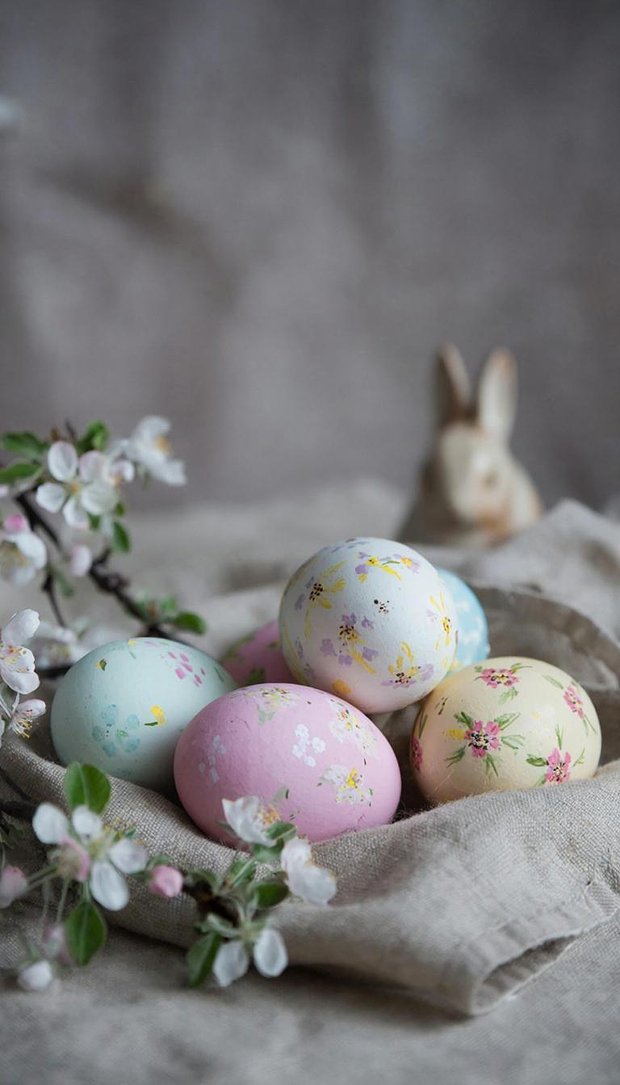 Пасхальные обои с крашеными яйцами в пастельных тонах
