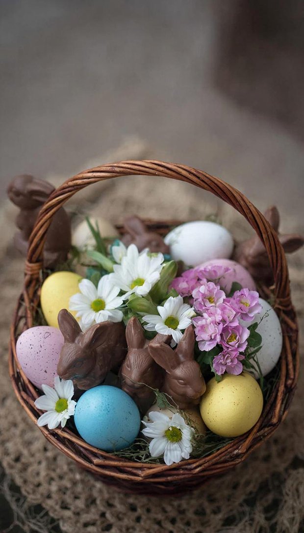 Изображение пасхальной корзины с яйцами и шоколадными кроликами