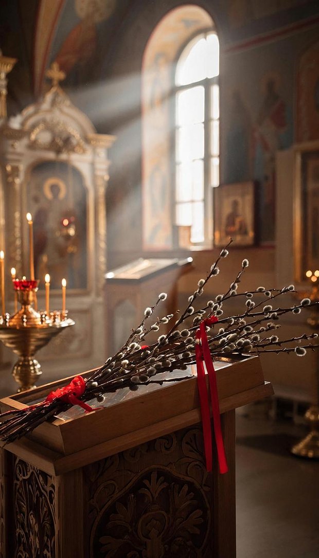 Обои на телефон с букетом вербы в интерьере церкви