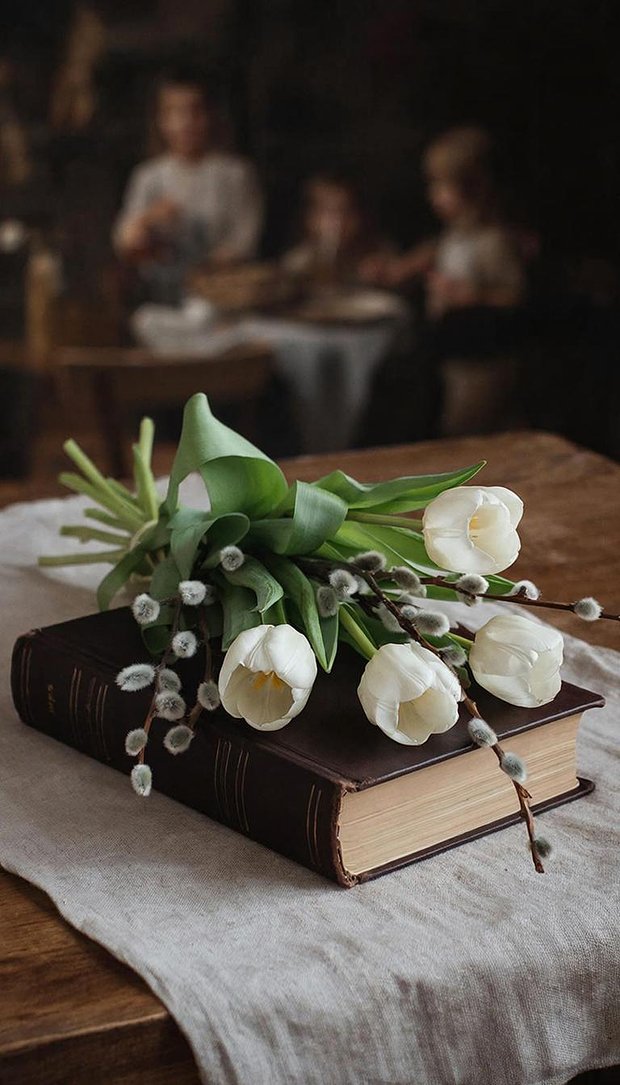 Уютная пасхальная композиция с книгой и белыми тюльпанами