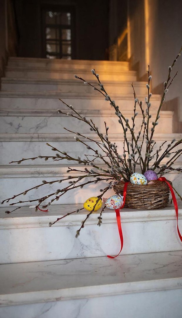 Пасхальная корзина в храме, обои на телефон