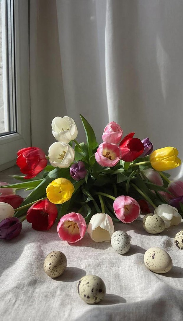 Пышный букет тюльпанов к Пасхе, вертикальные обои на телефон