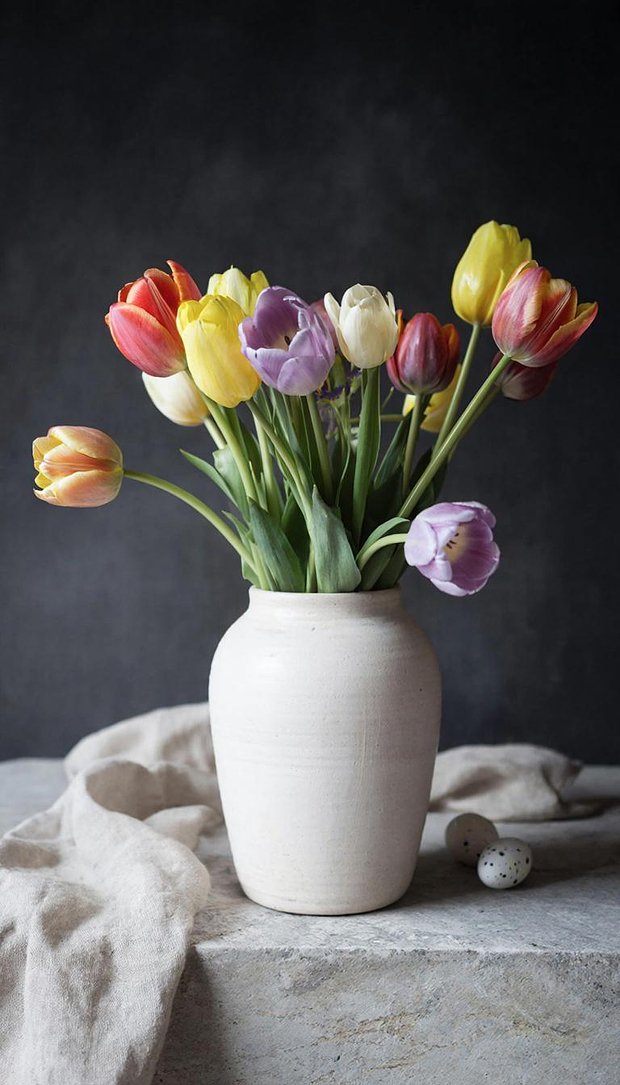 Ваза с тюльпанами, пасхальная заставка на телефон бесплатно
