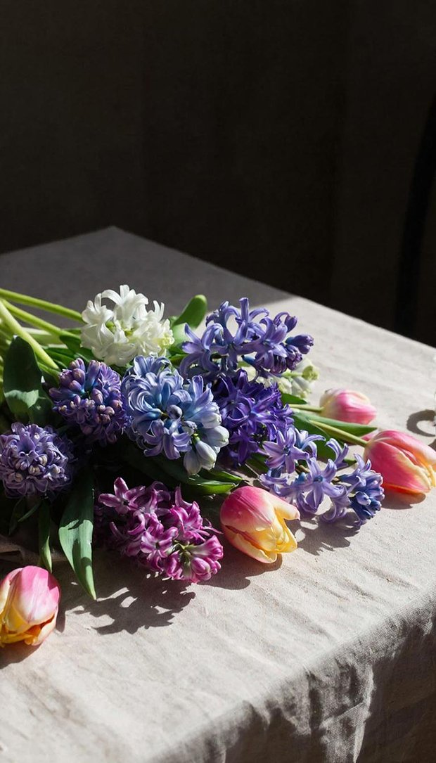 Бесплатные обои для телефона с букетом тюльпанов и гиацинтов, вертикальная картинка