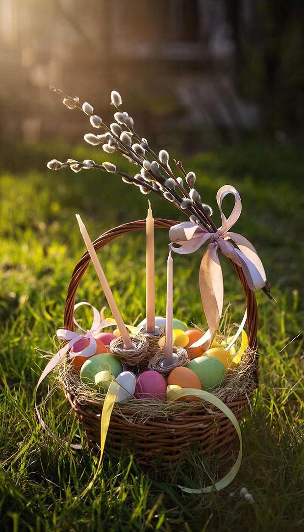 Пасхальная корзина на лугу, заставка на смартфон
