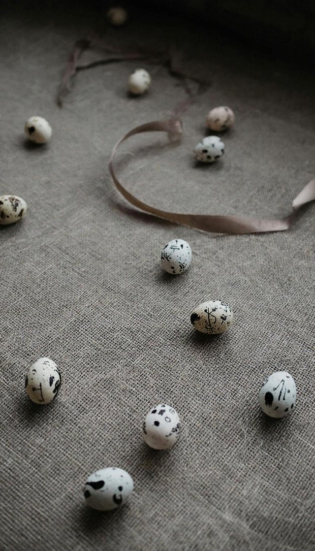 Минималистичные обои для телефона с пасхальными яйцами и лентами