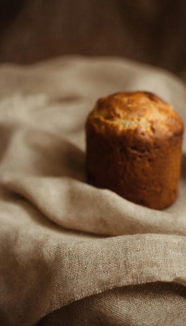 Уютная и спокойная заставка для телефона на тему Пасхи, с куличом