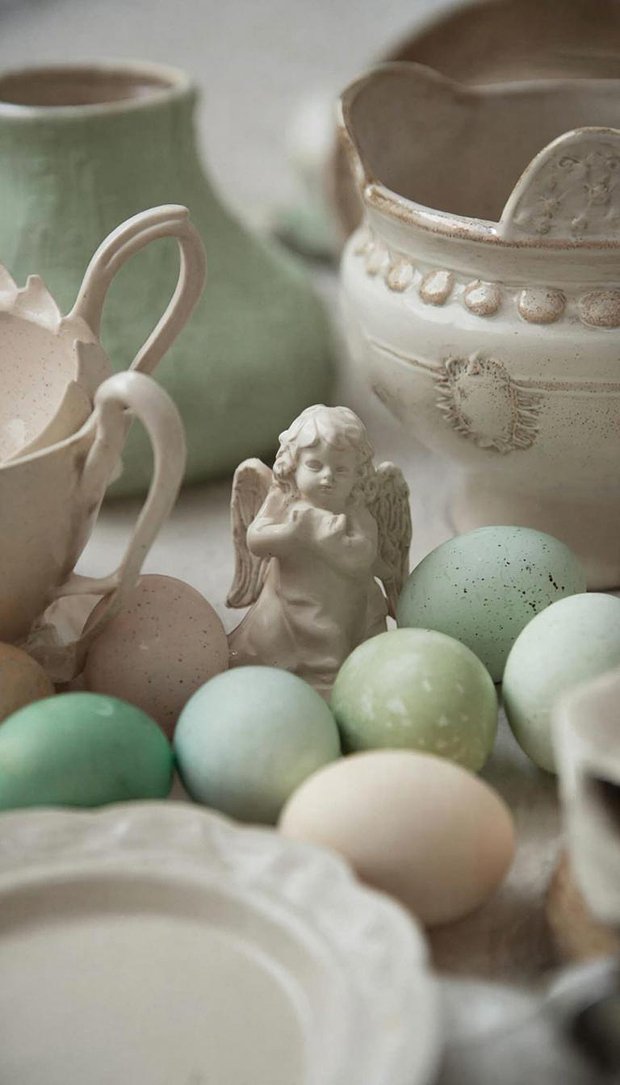 Пасхальный декор и керамика в пастельных тонах для обоев на телефон