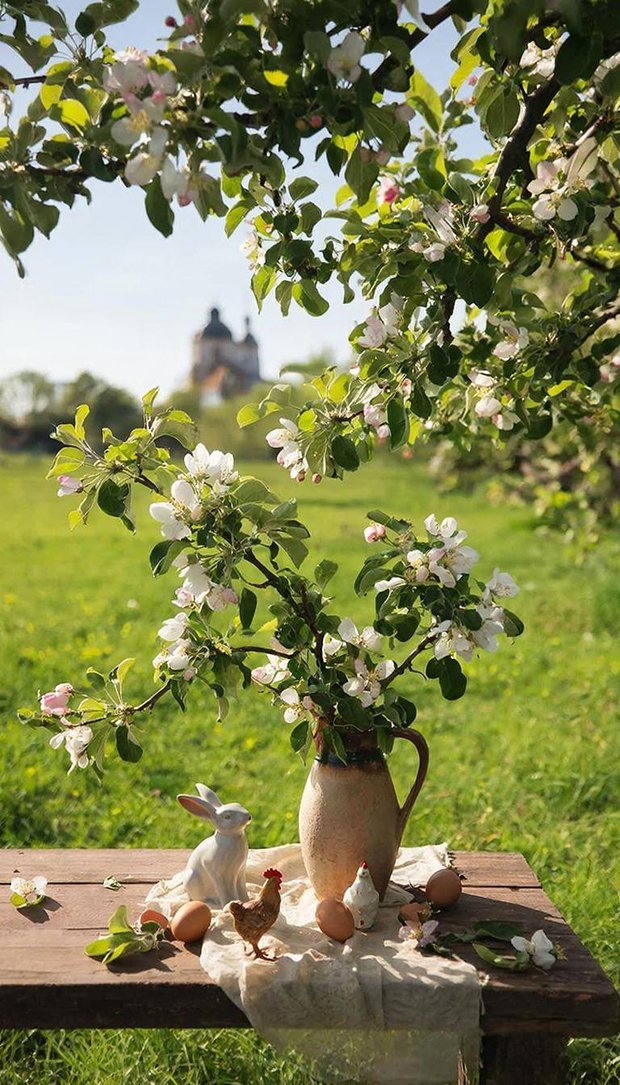Заставка на телефон с яблонями и пасхальным натюрмортом