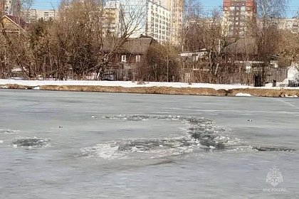 Две школьницы провалились под лед в российском городе
