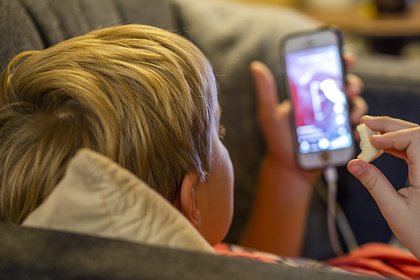 В России захотели запретить детям пользоваться смартфонами