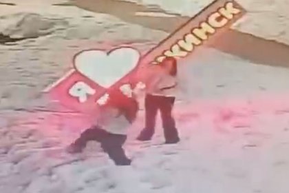 Российские подростки устроили фотосессию со стелой и стащили ее