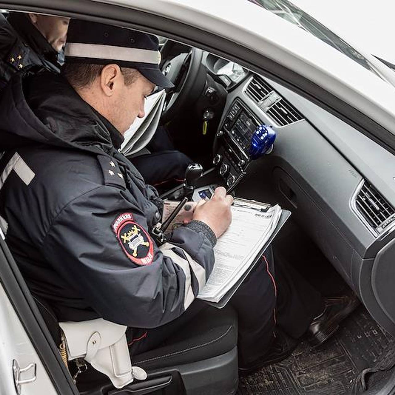 Забывшим поменять права при смене фамилии россиянам напомнили о наказании