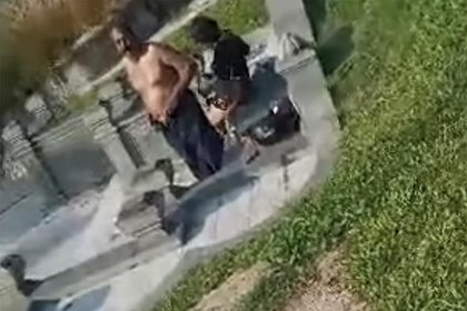 Пару арестовали за секс на кладбище