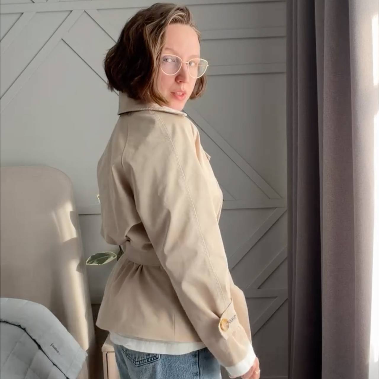 Блогерша превратила старый тренч в трендовый и показала результат