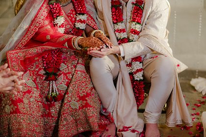 Жениха раздели догола и провели по улице через несколько часов после свадьбы