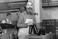 «Долой чаевые подачки» На улицы вышли тысячи барменов и официантов. Как самая странная забастовка изменила ход истории России? 