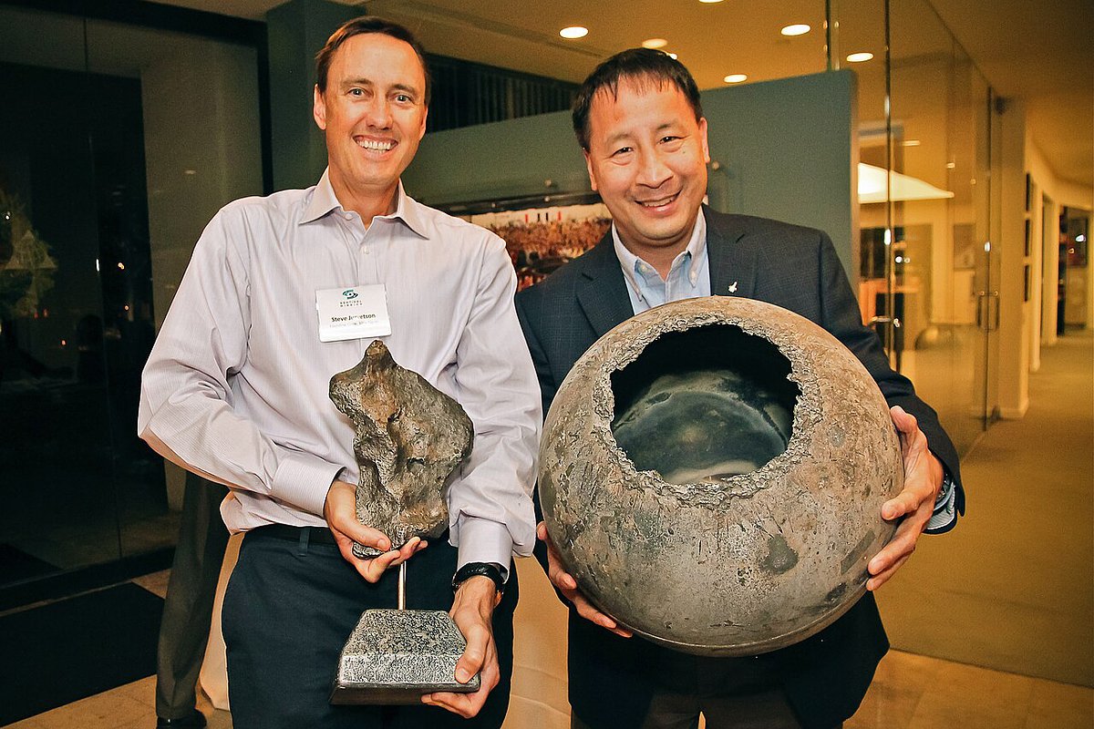 Аргентинцы с фрагментом октаэдритного метеорита из Кампо-дель-Сьело (слева) и титановым топливным баком комплекса «Салют-7/Космос-1686»