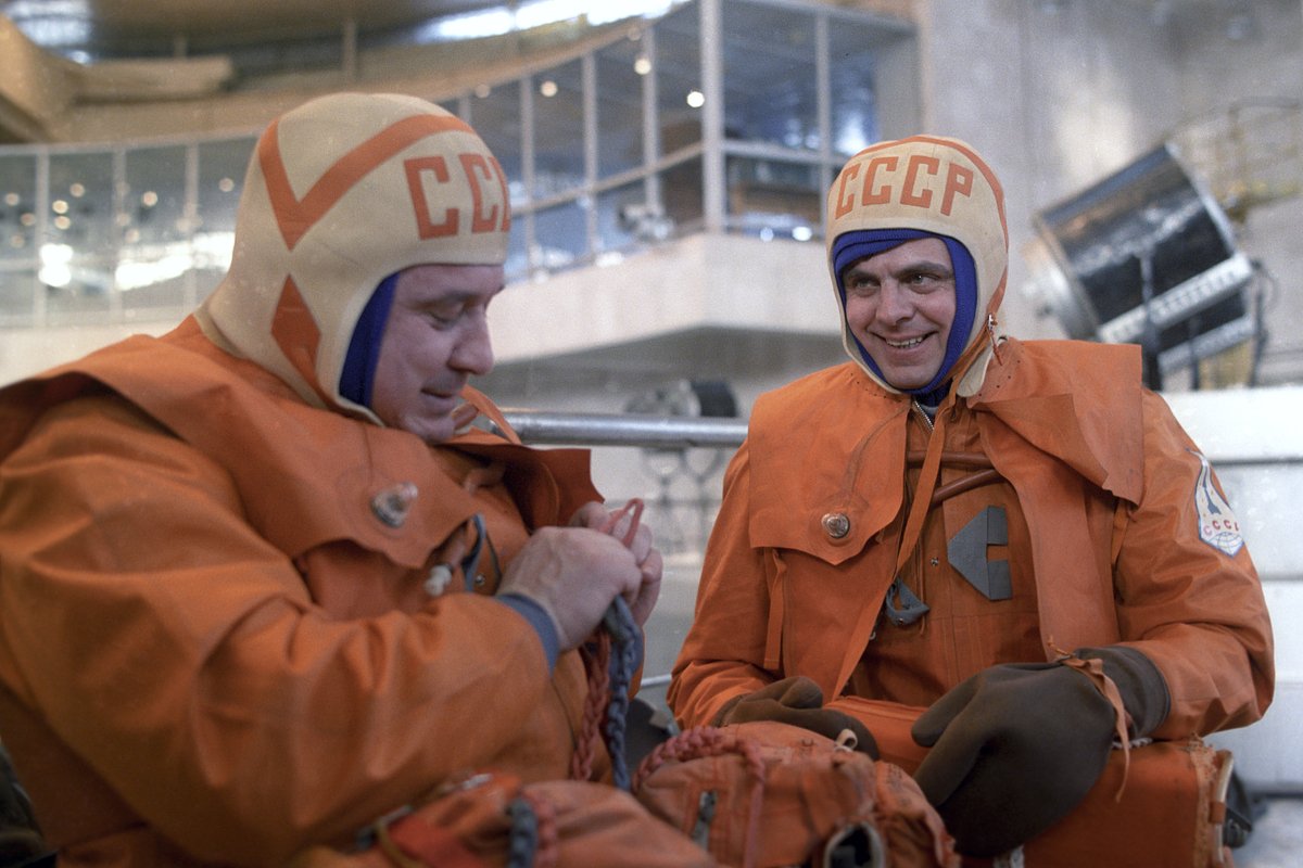 Члены экипажа космического корабля «Союз Т-15» Леонид Кизим (слева) и Владимир Соловьев в гидролаборатории