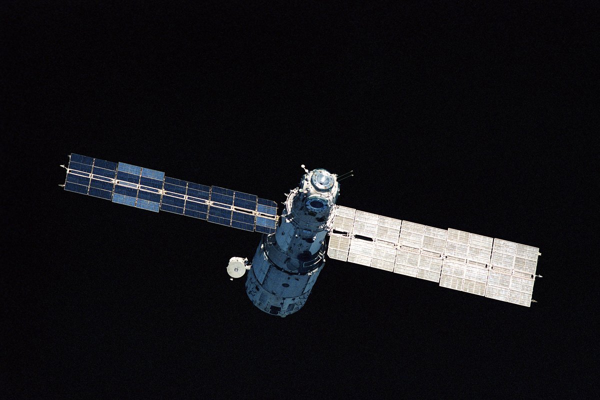 Советская пилотируемая научно-исследовательская орбитальная станция «Мир», снятая с борта корабля «Союз Т-15»