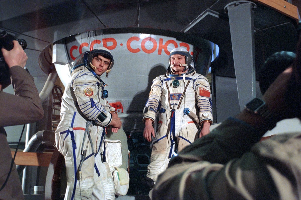 Леонид Кизим (справа) и Владимир Соловьев готовятся к полету на орбитальную станцию «Мир»