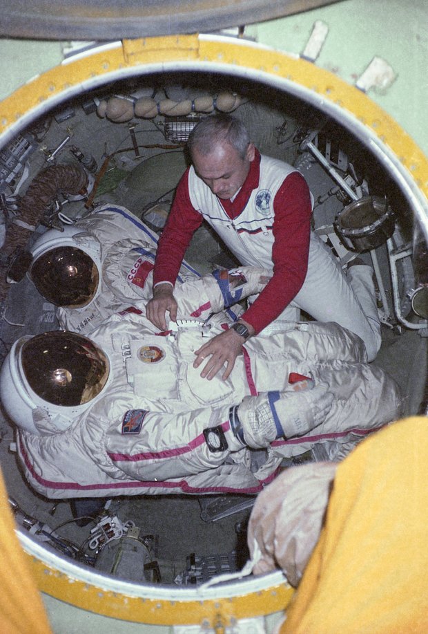 Космонавт Владимир Джанибеков готовится к выходу в открытый космос