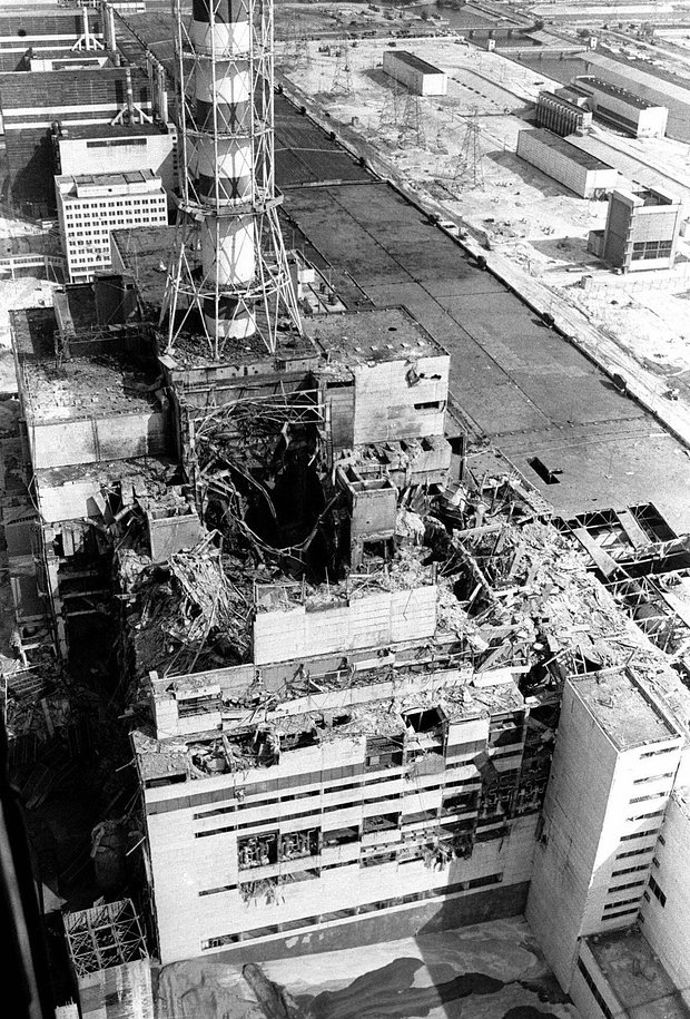 Разрушенные реакторный блок и (внизу) кровля машинного зала 4-го энергоблока ЧАЭС