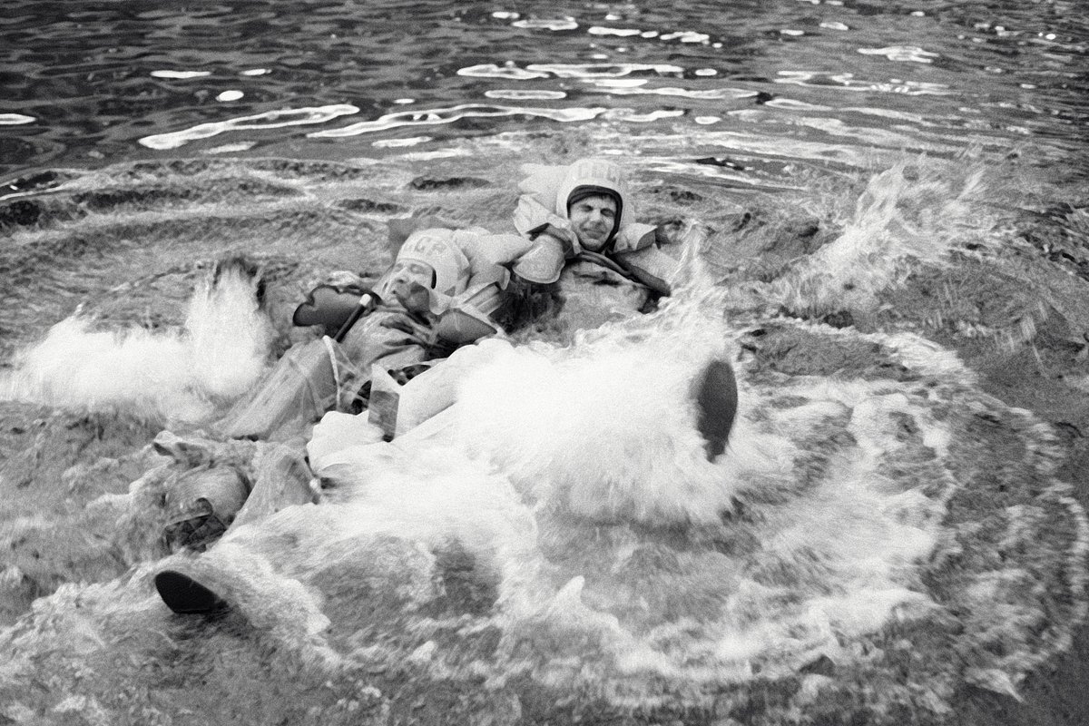 Леонид Кизим (слева) и Владимир Соловьев (справа) тренируются на случай приводнения