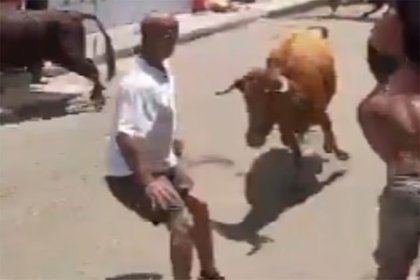 Мужчина чудом выжил после нападения быка и попал на видео