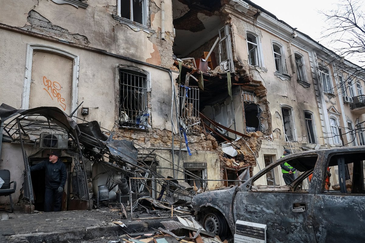 Здание, пострадавшее от удара беспилотника ВС РФ