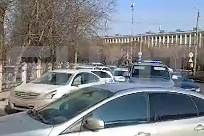 Обстановка возле российской школы после нападения подростка с арбалетом попала на видео