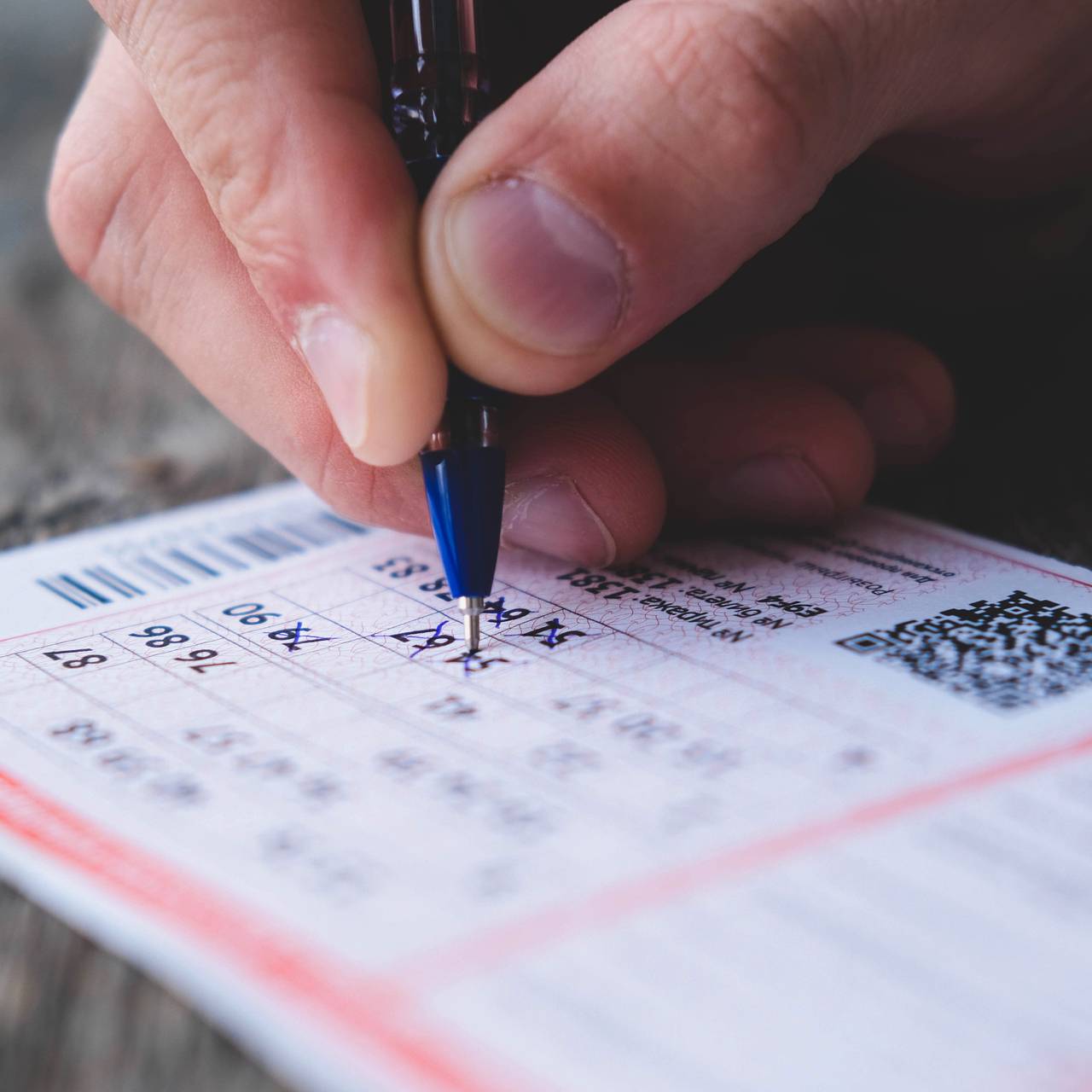 Мужчина выиграл в лотерею 108 миллионов рублей благодаря наследству покойного отца