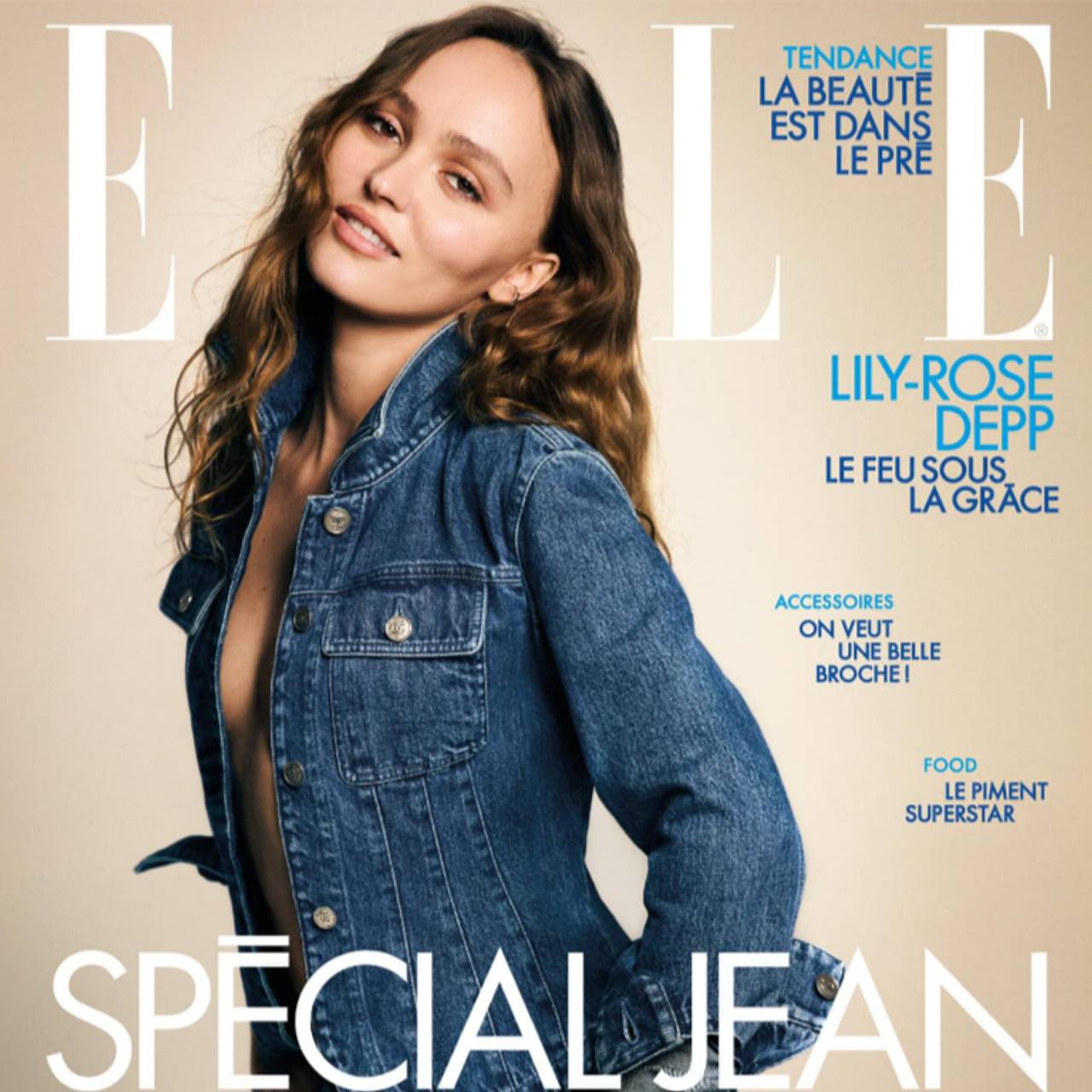 Дочь Джонни Деппа расстегнула надетую на голое тело куртку перед камерой