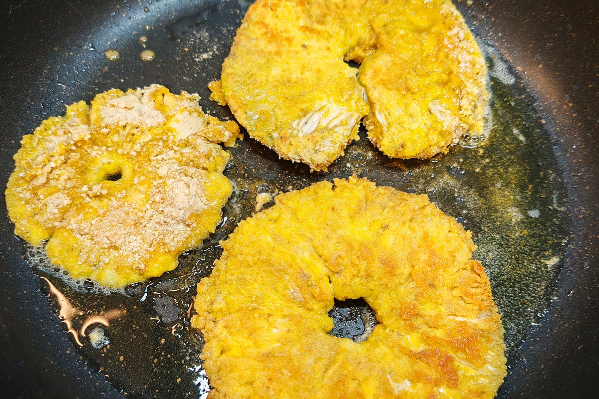 Шляпку гриба-зонтика проще всего обжарить по паре минут с каждой стороны