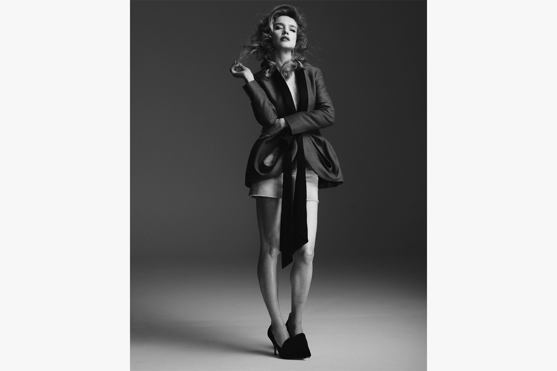 Наталья&nbsp; Водянова снялась в мини-юбке для журнала