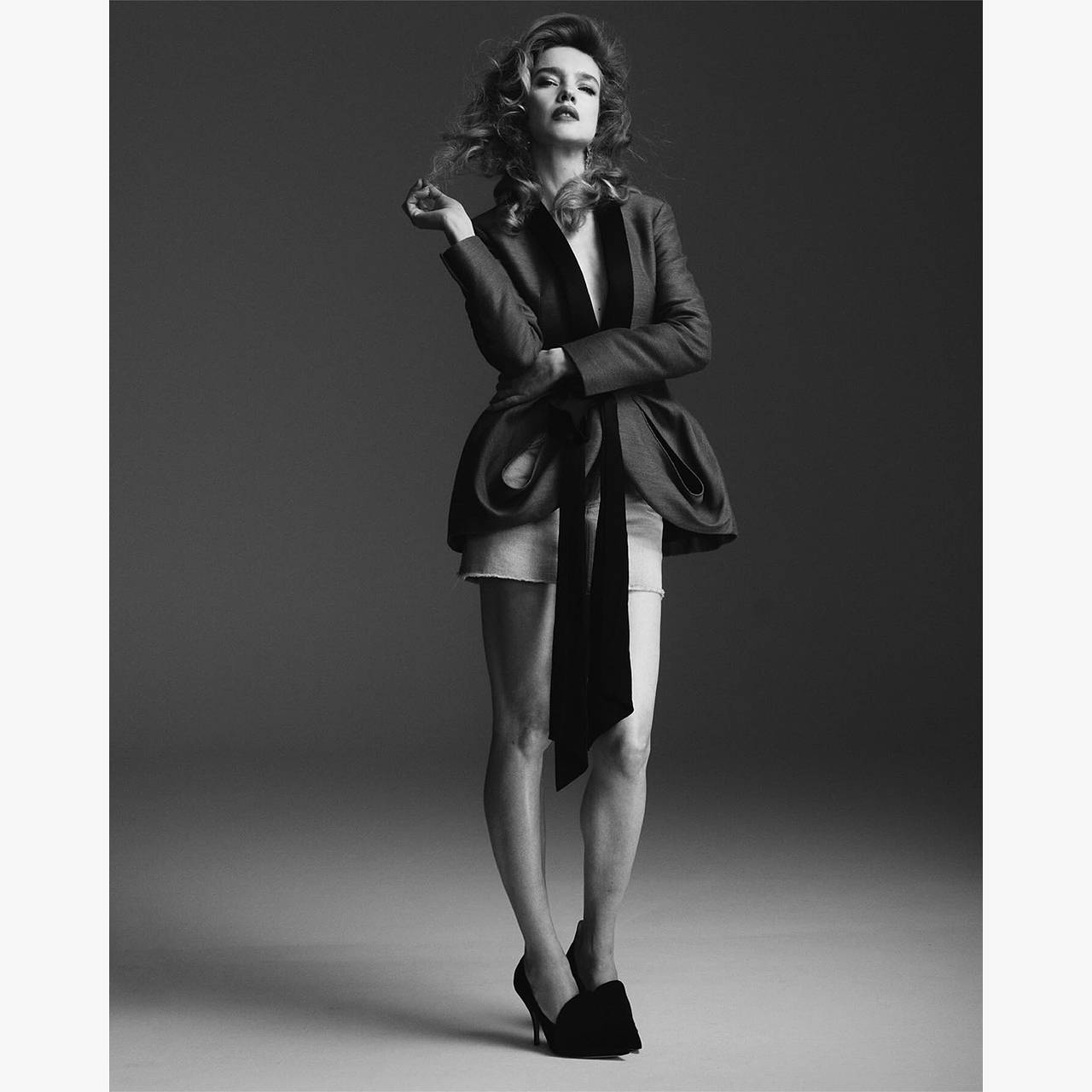 Наталья Водянова снялась в мини-юбке для журнала