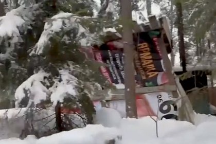 Хижина прожившего в тайге восемь лет беглого россиянина попала на видео