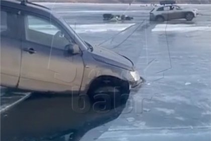 Авто провалилось в трещину на Байкале