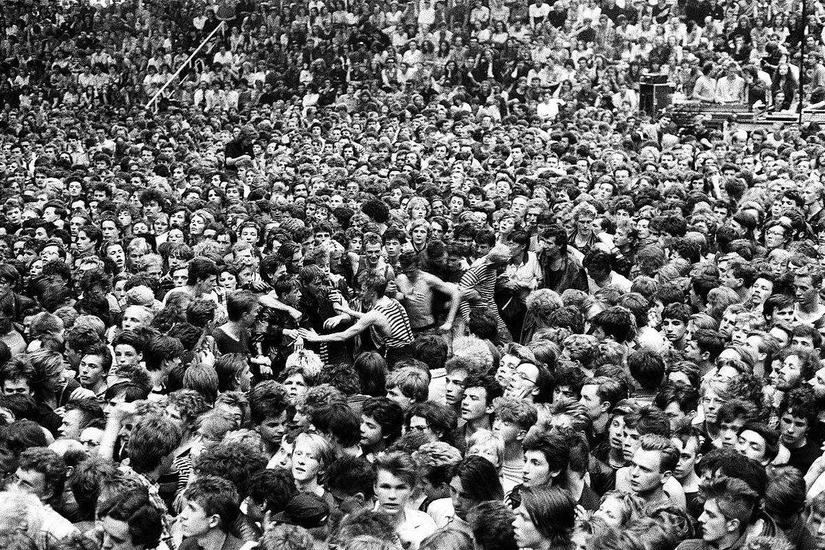 Прорваться на концерт без приглашения было почти невозможно. Но желающие все равно использовали самые невероятные ходы