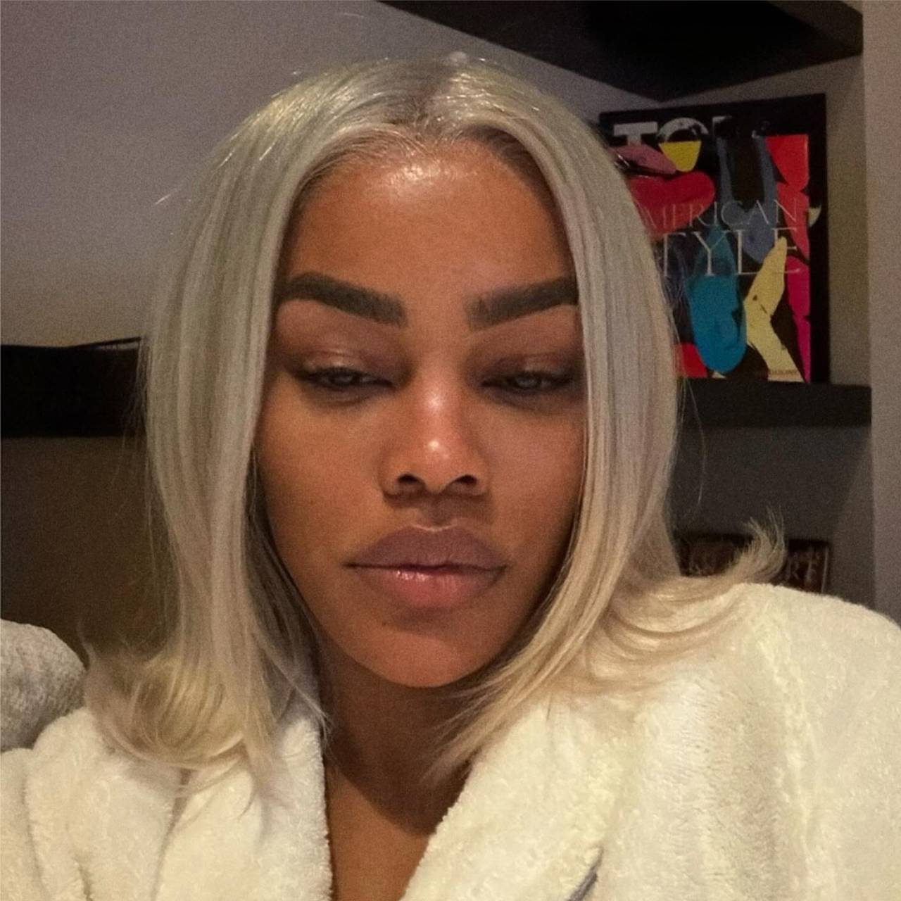 Самая сексуальная женщина в мире показала лицо без макияжа