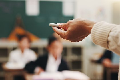 Учительница совратила 13-летнего школьника и изнасиловала его в машине