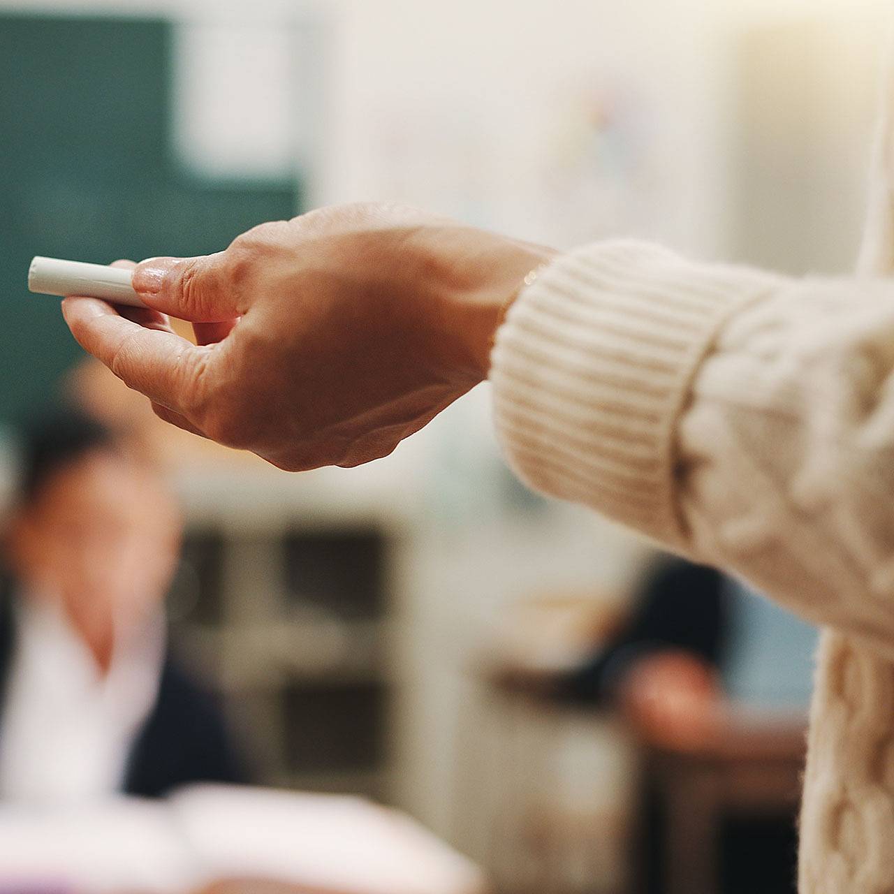 Учительница совратила 13-летнего школьника и изнасиловала его в машине