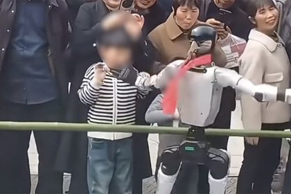 Робот ударил ребенка в лицо и попал на видео