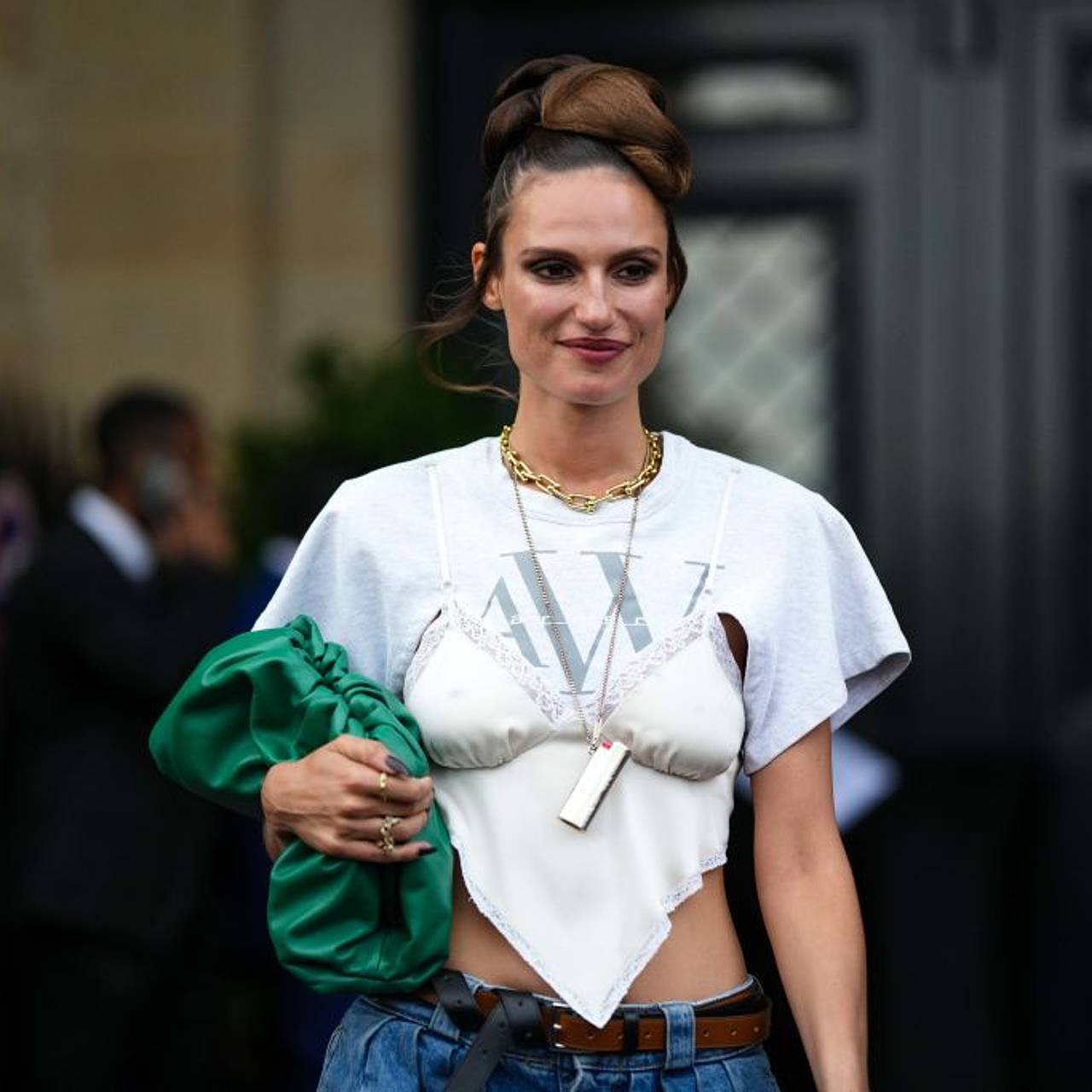 Россиянкам посоветовали носить нижнее белье поверх футболок