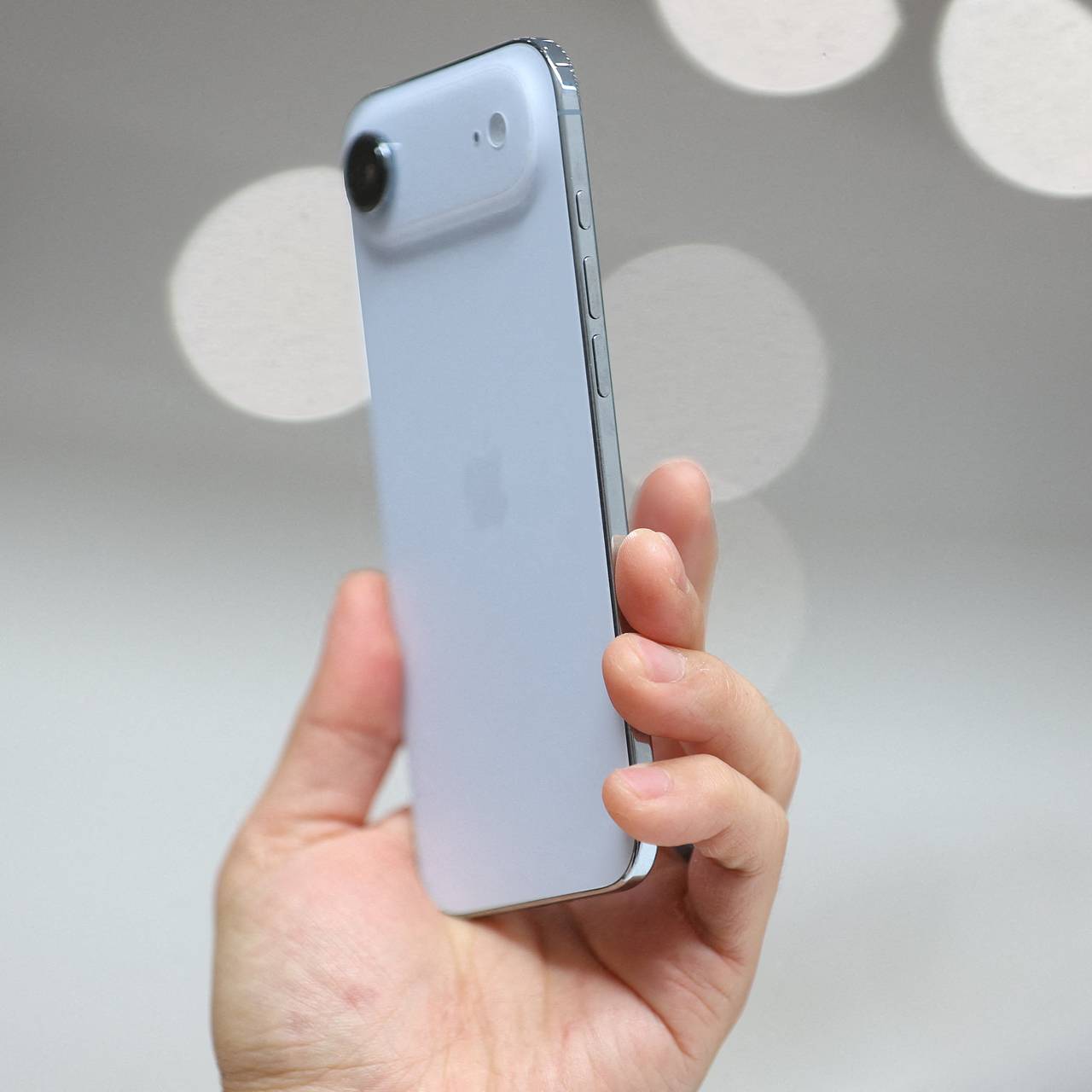 Дорогой и дешевый iPhone сравнили