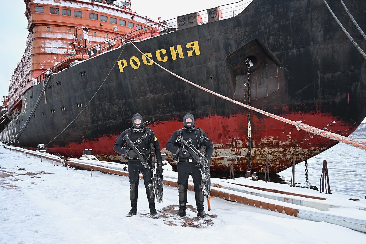 Бойцы Росгвардии у ледокола «Россия»